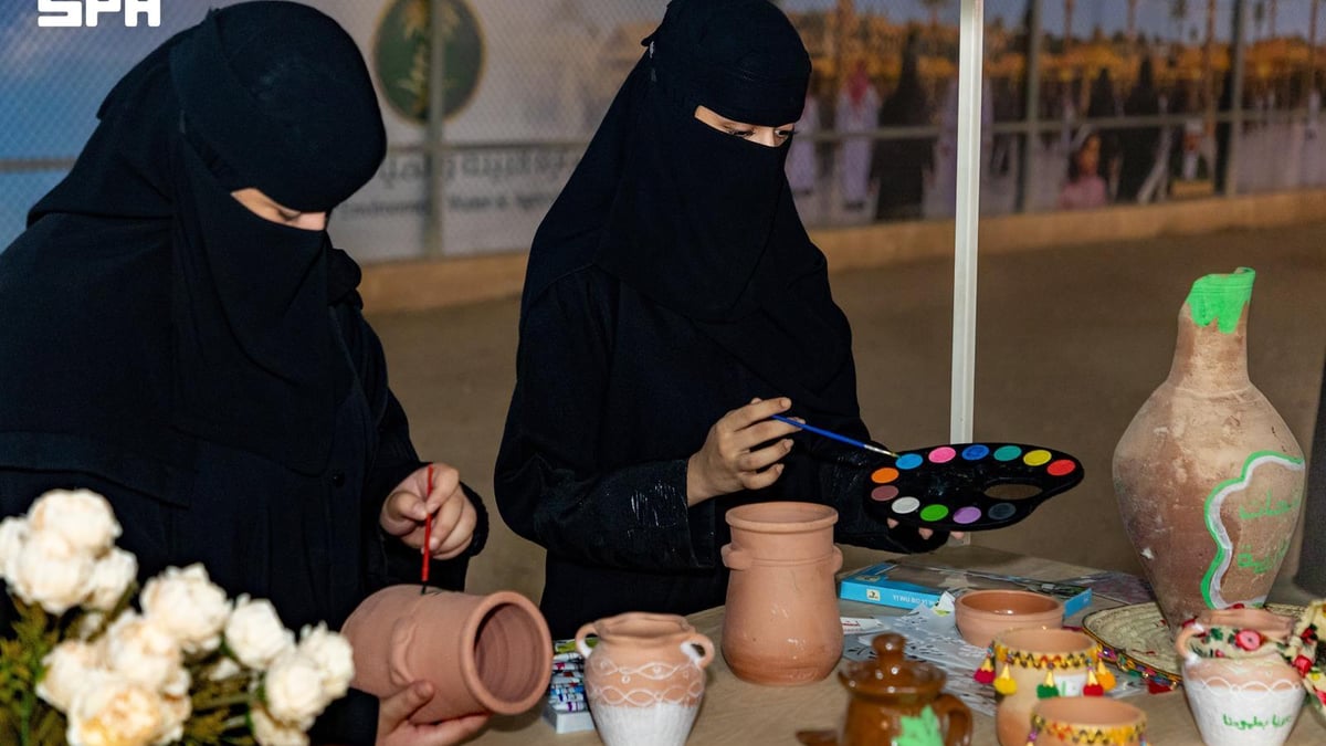 تجارب حرفية تفاعلية تسحر الزوار في سوق المزارعين بالعويقيلة