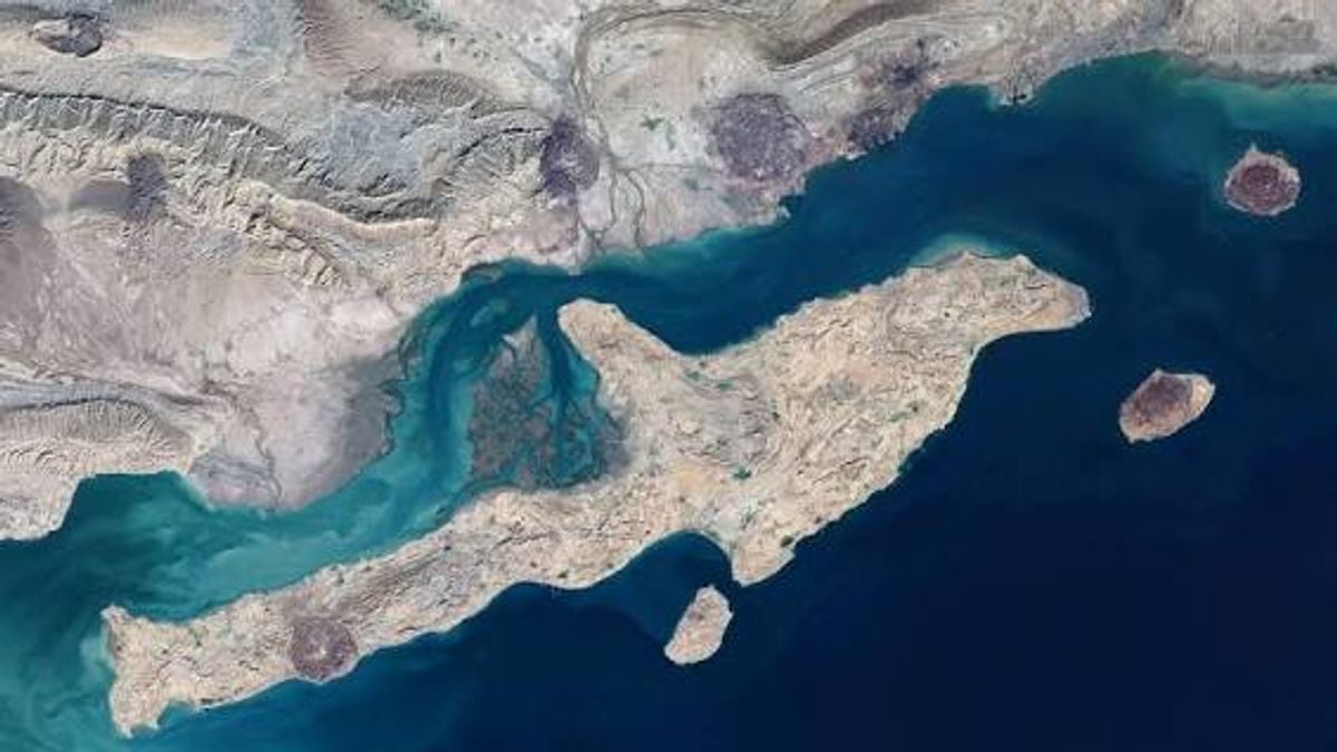 تقارير إيرانية: سقوط قذائف أمريكية قرب جزيرة قشم وسط توتر مع واشنطن