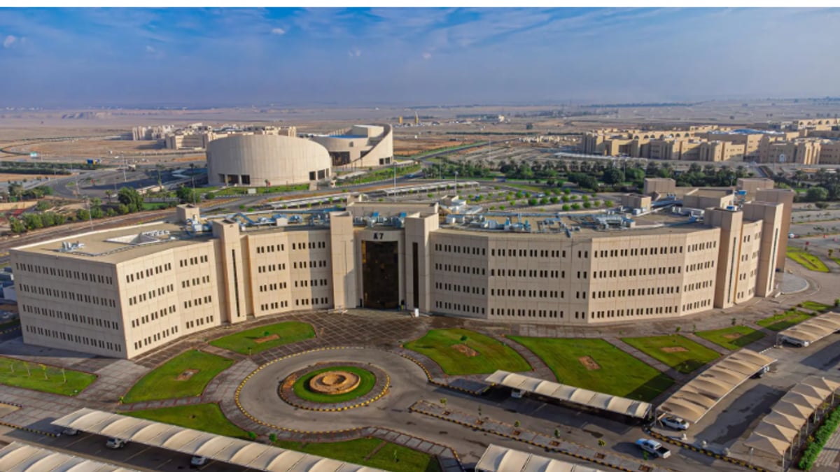 جامعة القصيم تتيح التقديم لبرامج التعليم الإلكتروني للفصل الأول 1448هـ