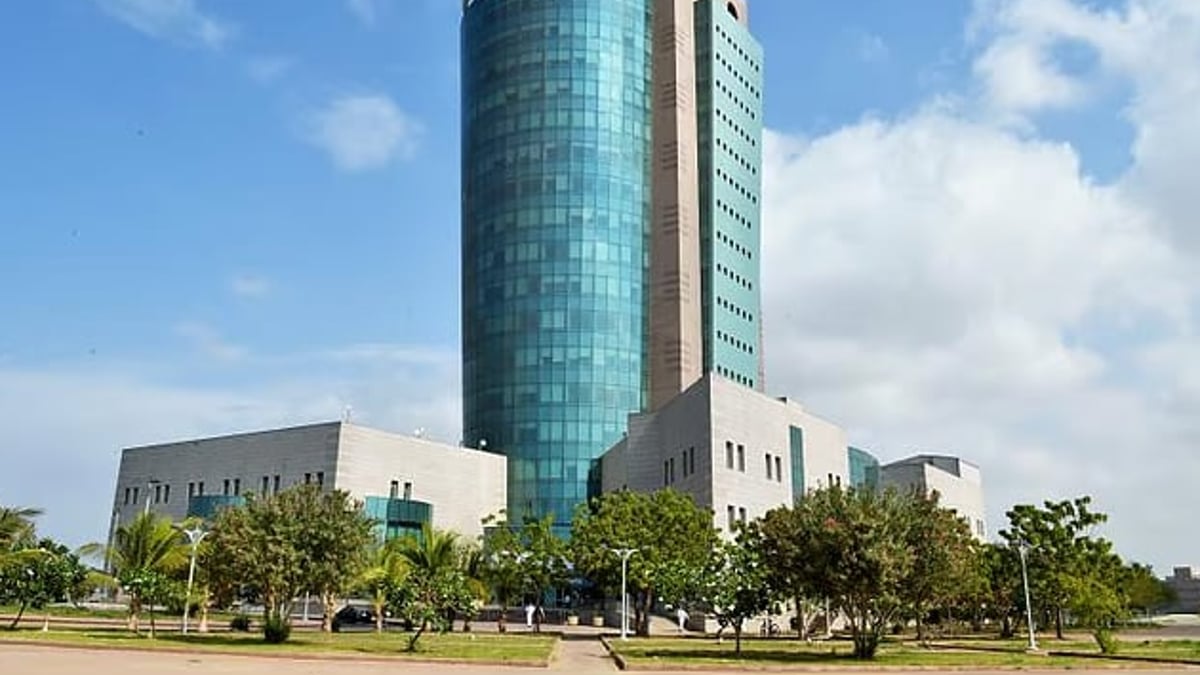 جامعة جازان تفتح باب التقديم لدبلومات عن بُعد للعام 1448هـ