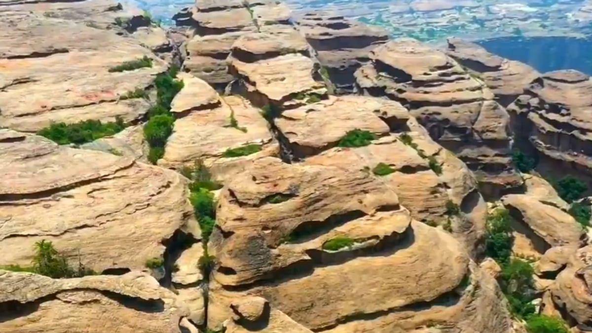 جبال القهر في جازان تعكس جمال الطبيعة وتنوع البيئة