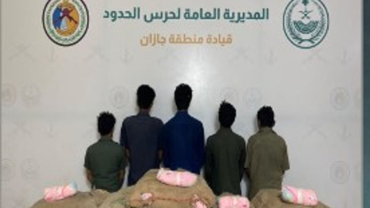 حرس الحدود بجازان يضبط 5 يمنيين بحوزتهم 70 كيلوجرامًا من القات