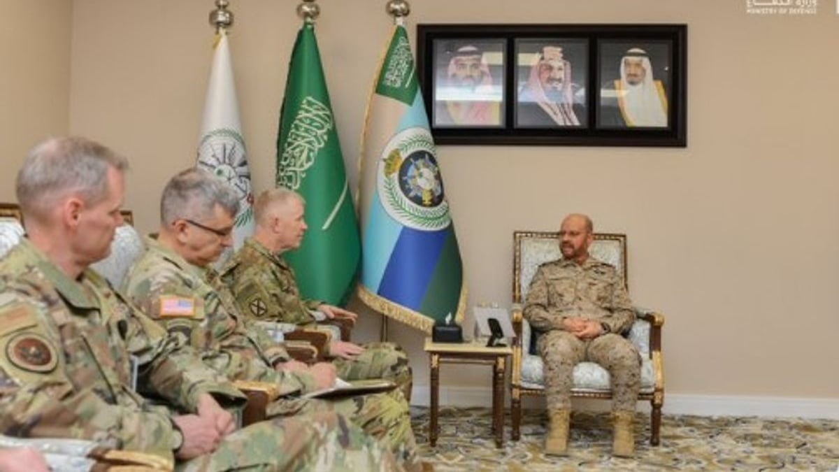 رئيس الأركان يناقش مع نائب قائد القيادة المركزية الأمريكية تعزيز التعاون العسكري