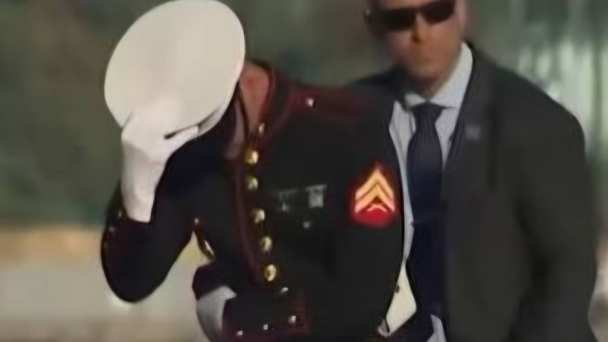 رياح مروحية ترامب تثير موقفاً طريفاً لجندي أمريكي في نيويورك