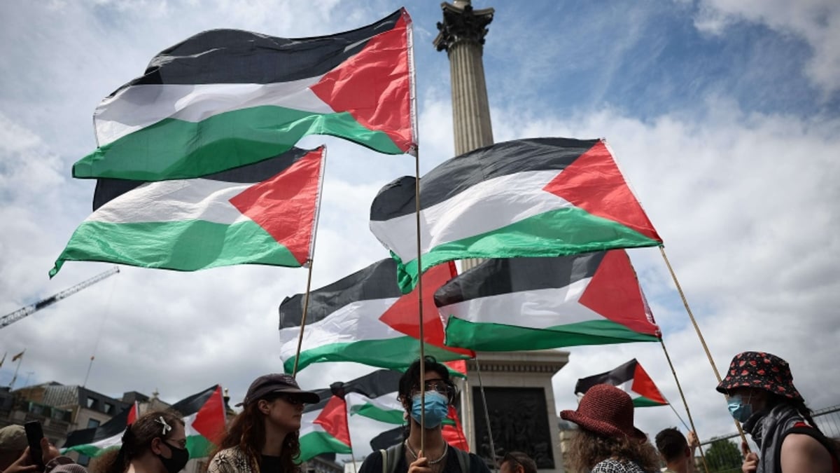 سنغافورة تحقق في رفع علم فلسطين خلال حفل فرقة بريطانية