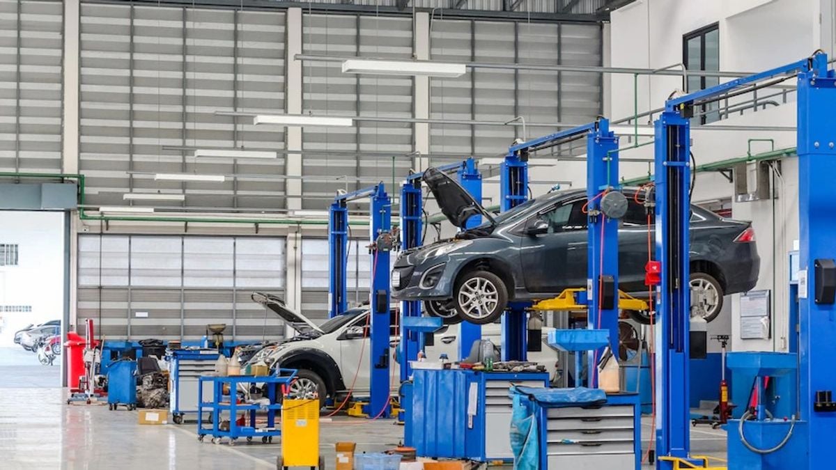شباب سعوديون ينجحون في تحويل شغفهم بصيانة السيارات إلى مهنة مربحة