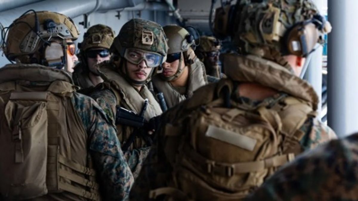 عودة فرقة المارينز الأمريكية 31 إلى اليابان بعد مشاركتها في حرب إيران