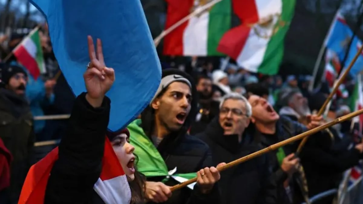كاتب سياسي: إيران تسعى لتصدير أزماتها الداخلية عبر سلوكها العدائي