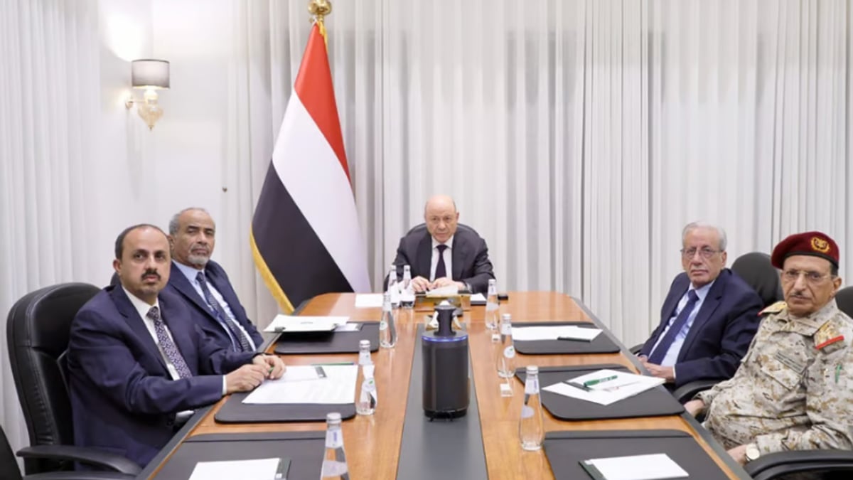 محلل يمني: الحكومة الشرعية ملتزمة بالدستور والثوابت الوطنية