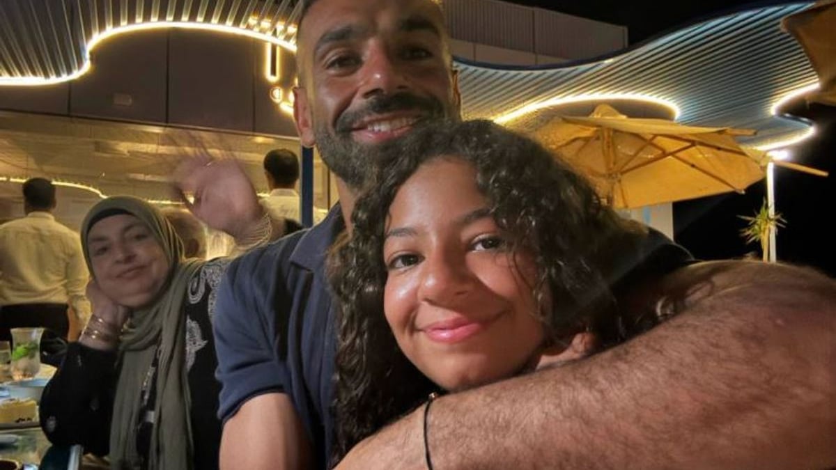 محمد صلاح ينشر صور عطلته الصيفية مع ابنتيه والجمهور يتفاعل