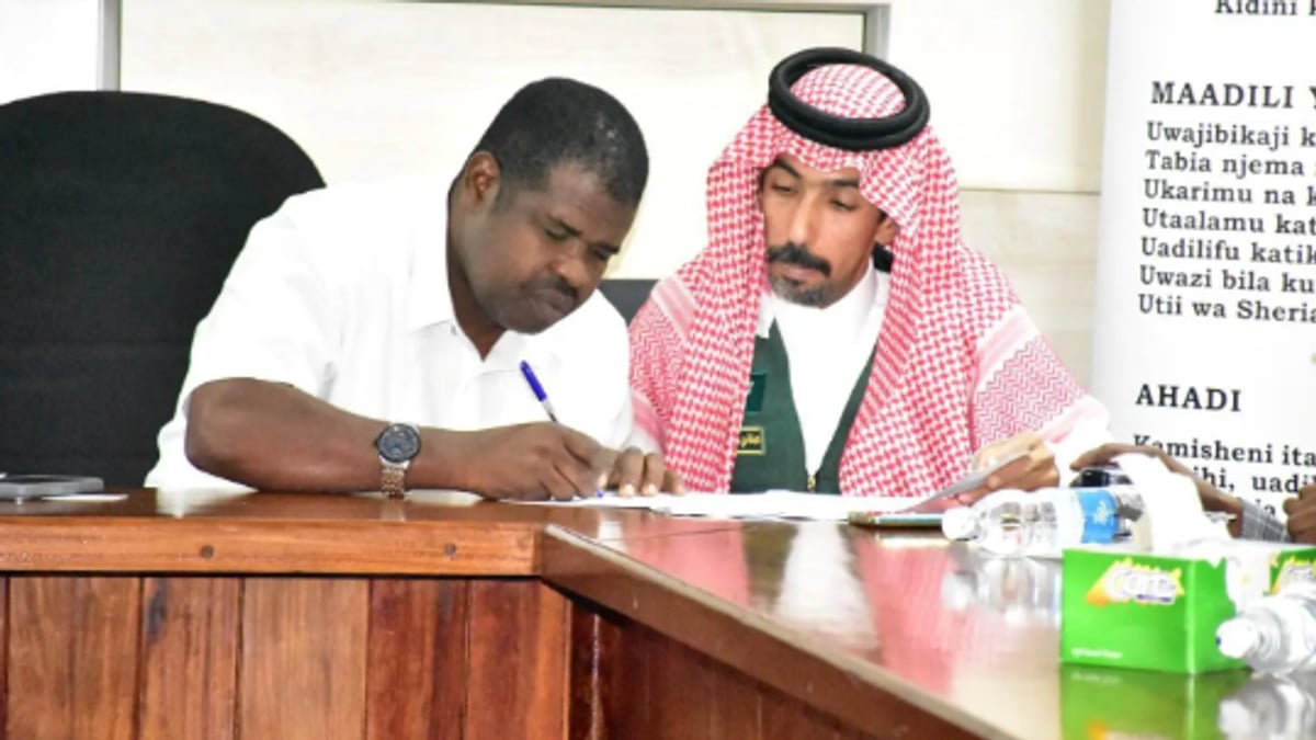 مركز الملك سلمان يسلم 20 طنًا من التمور لزنجبار