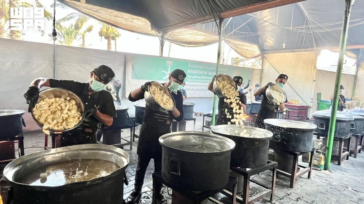 مركز الملك سلمان يوزع 24,500 وجبة غذائية في غزة