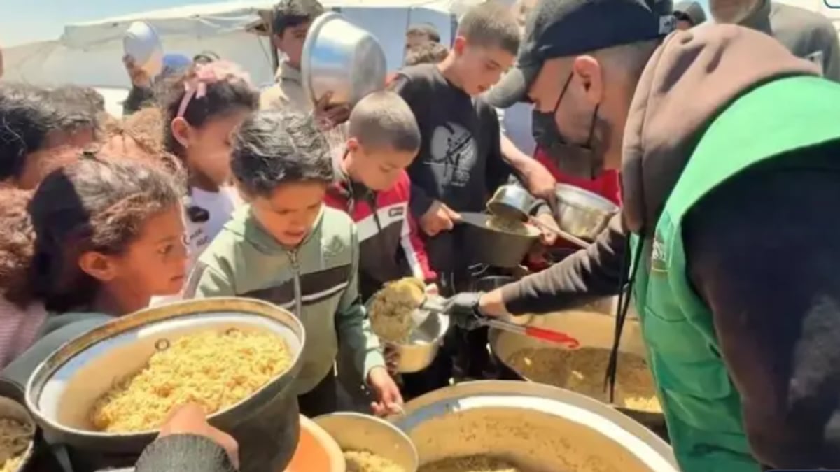 مركز الملك سلمان يوزع 25 ألف وجبة غذائية للأسر في غزة