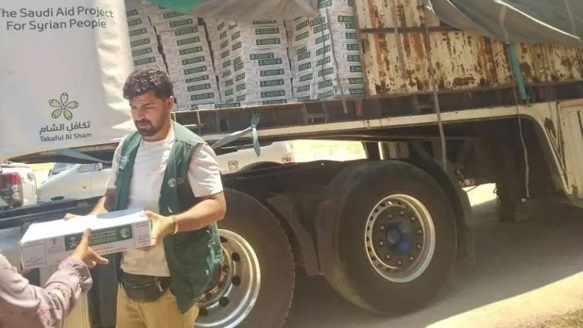 مركز الملك سلمان يوزع 3,546 كرتون تمر للمتضررين في دير الزور