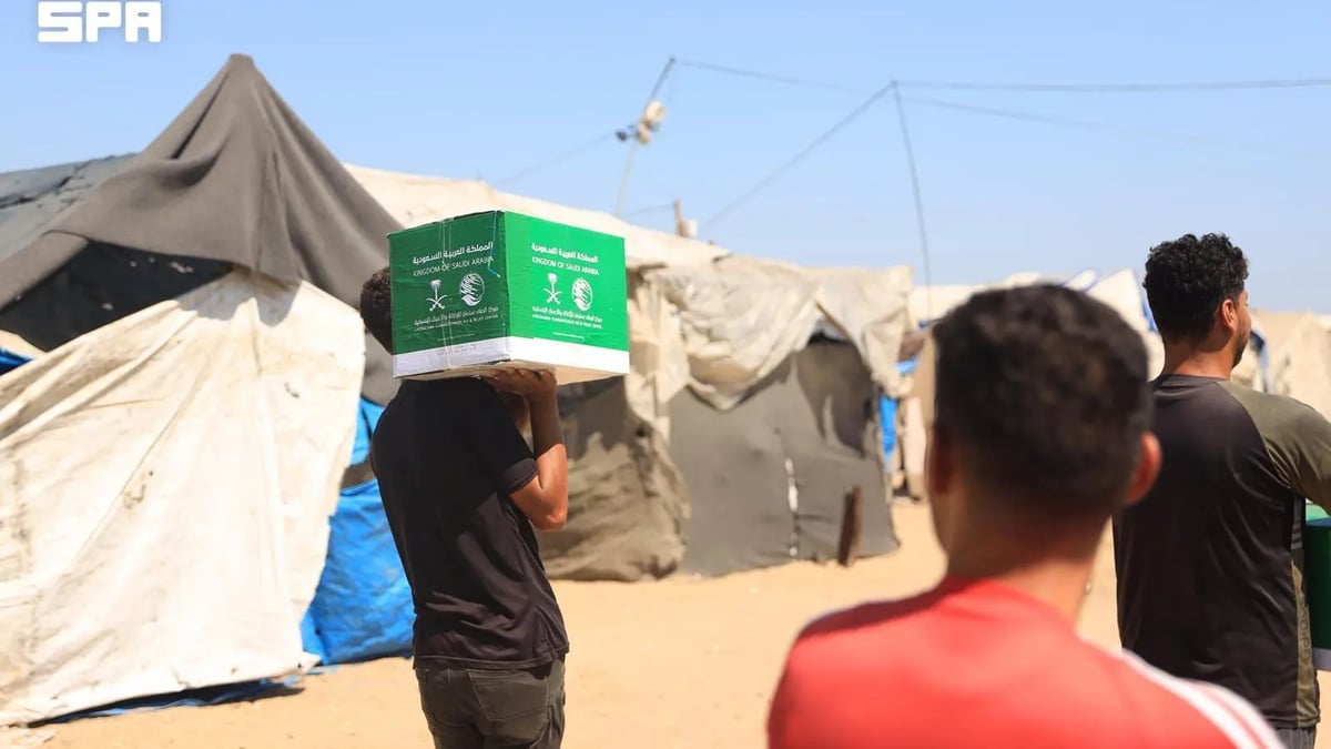 مركز الملك سلمان يوزع 797 سلة غذائية في خان يونس