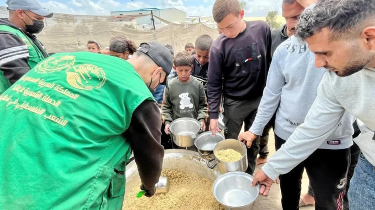 مركز الملك سلمان يوزع وجبات غذائية في غزة