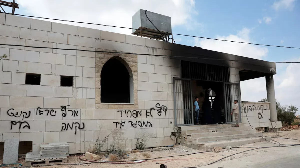 مستوطنون إسرائيليون يحرقون مسجدين ويهاجمون قرى فلسطينية بالضفة الغربية