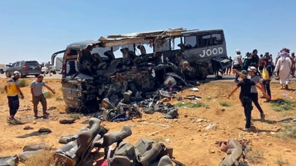 مصرع 35 وإصابة 30 في حادث حافلتين على طريق دمشق دير الزور