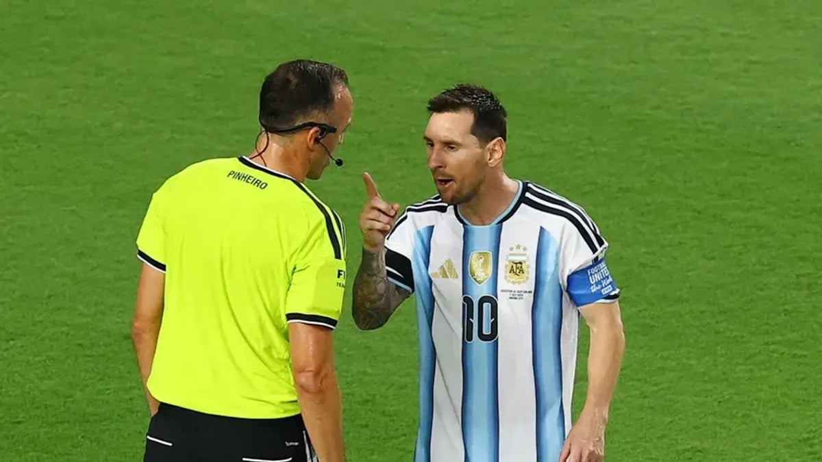 ميسي يطلب من حكم مباراة الأرجنتين وسويسرا احترامه