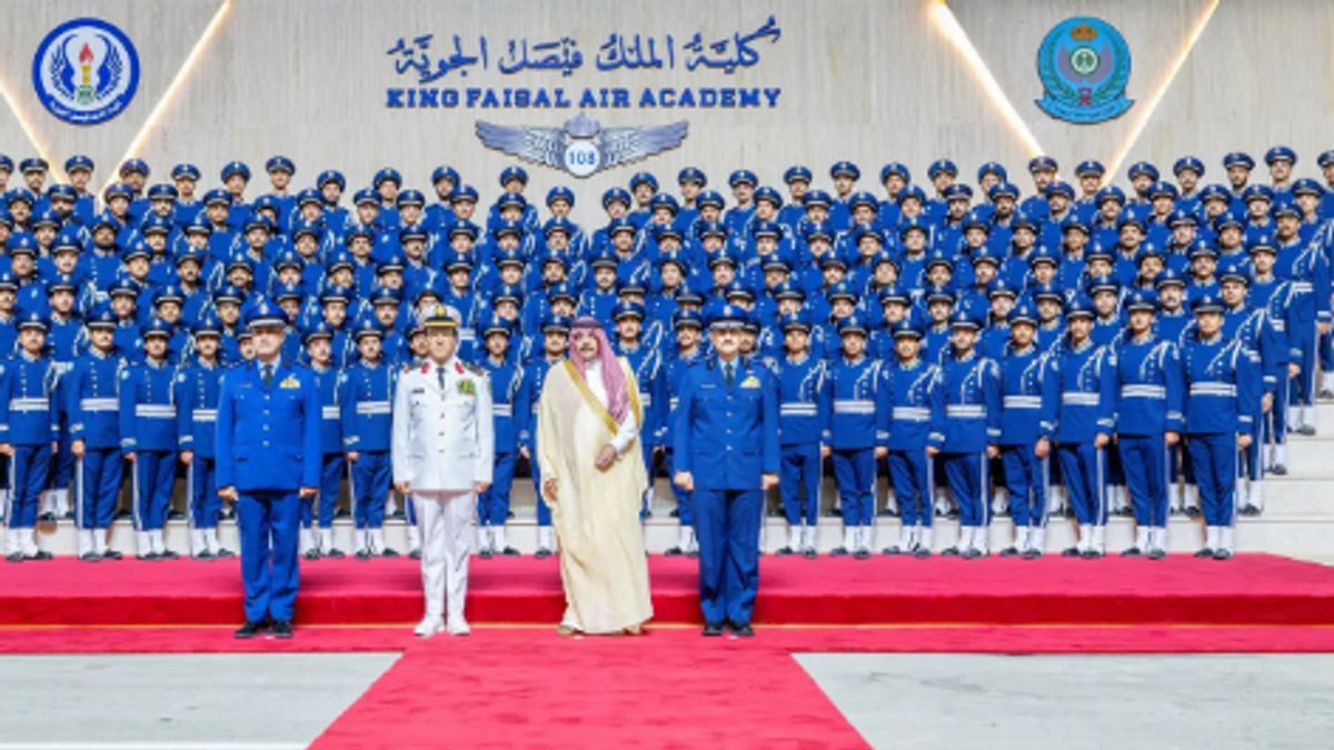 نائب وزير الدفاع يحتفل بتخريج الدفعة 108 من كلية الملك فيصل الجوية