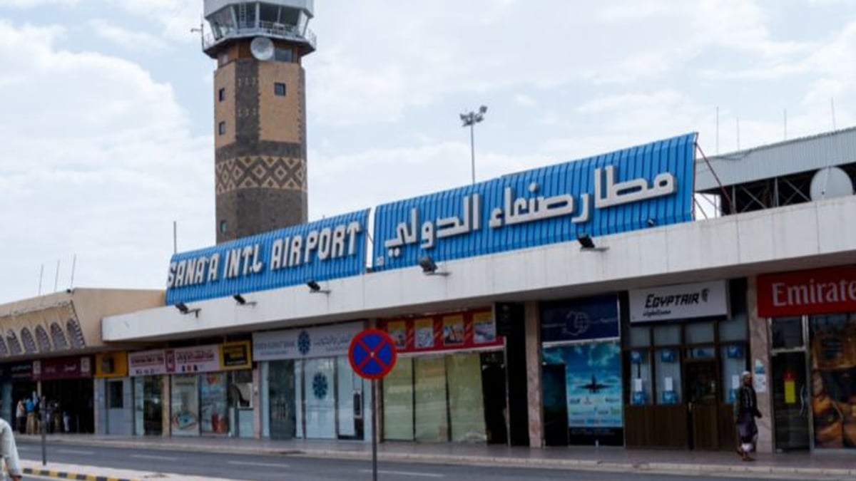 وزارة الدفاع اليمنية تطالب الدبلوماسيين والمنظمات الإنسانية بمغادرة مطار صنعاء الدولي