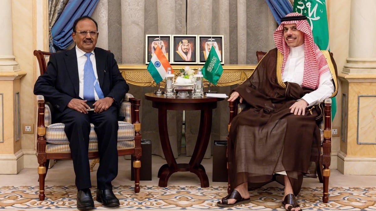 وزير الخارجية السعودي يلتقي مستشار الأمن الوطني الهندي في الرياض