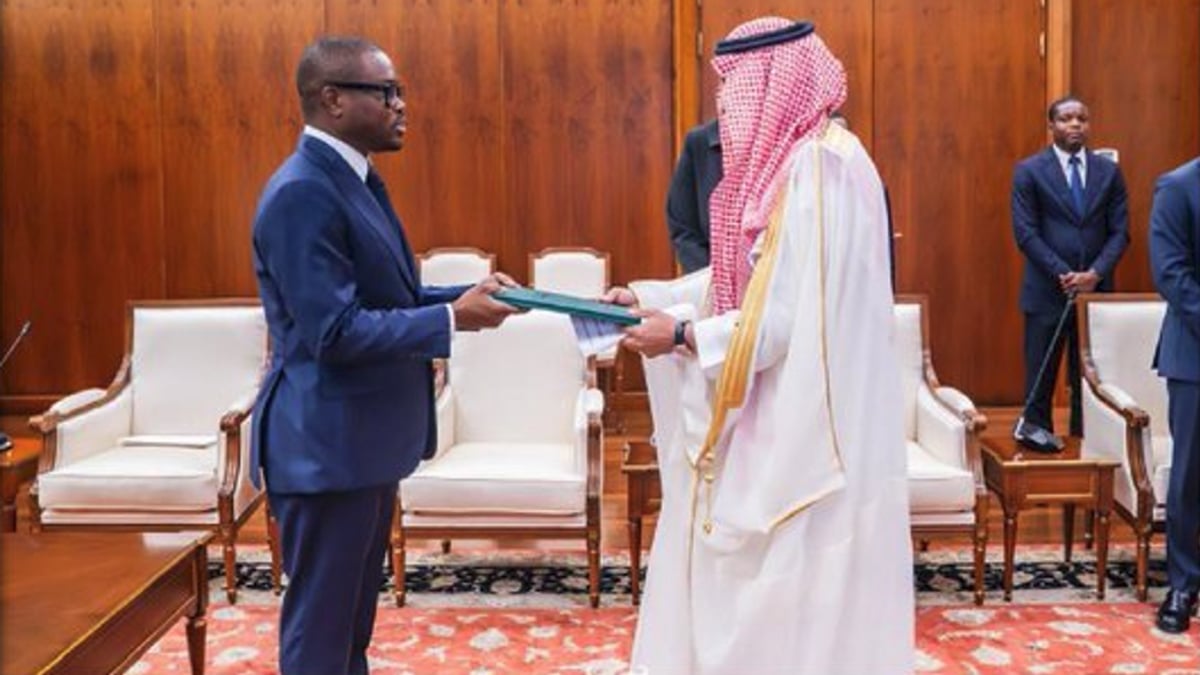 يوسف البلوي يسلم أوراق اعتماده سفيرًا غير مقيم للمملكة في بنين