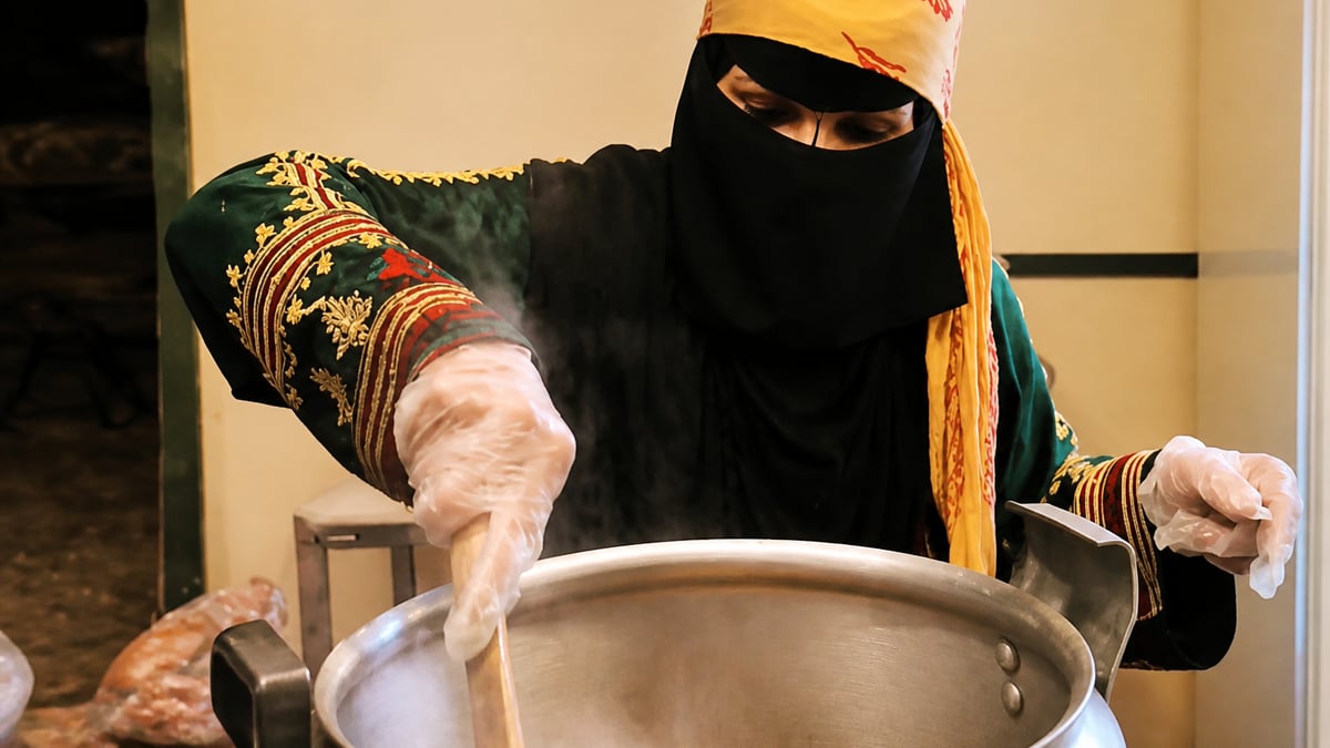 أم ناصر تقدم المائدة النجدية والعسيرية للسياح