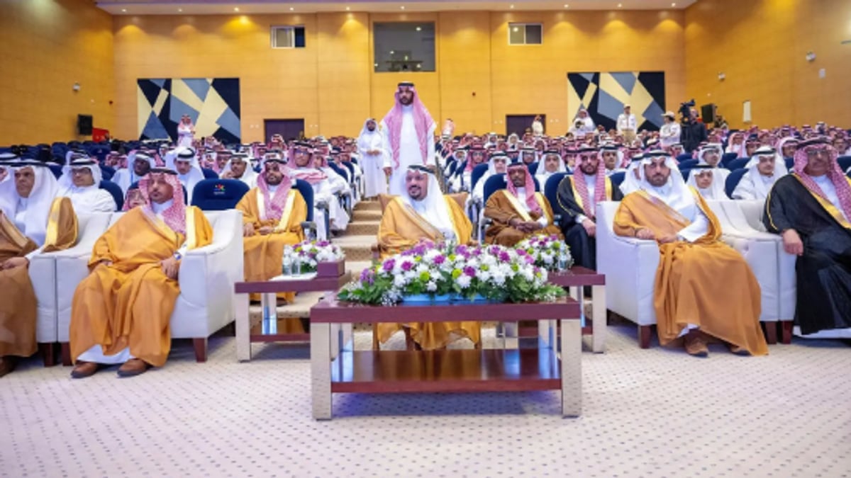 أمير القصيم يكرم الطلاب المتفوقين في حفل جائزة الذكير بعنيزة