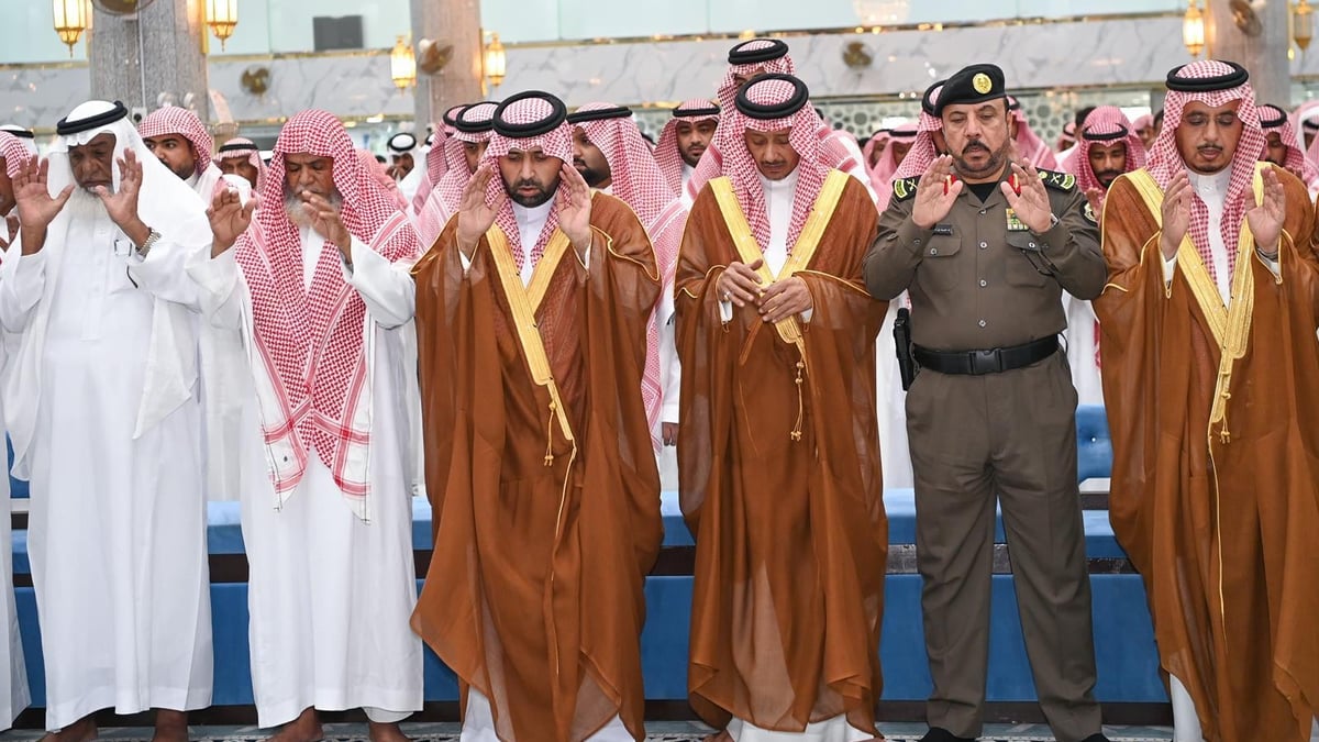 أمير جازان يصلي على ضحايا حريق صامطة