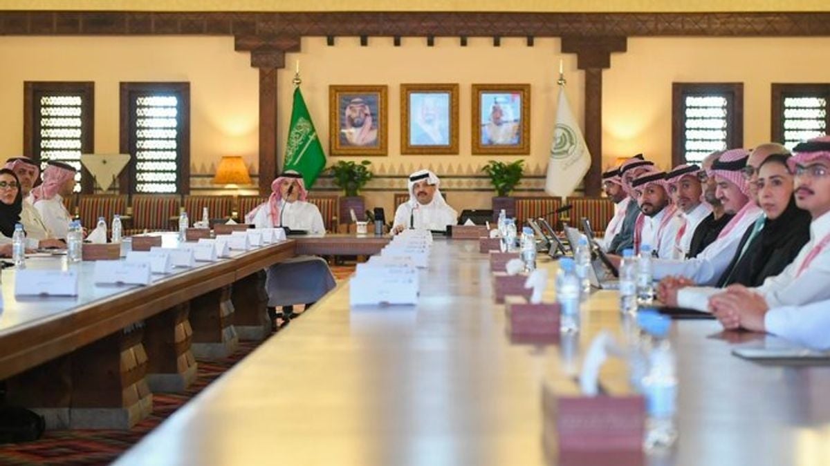 أمير عسير ووزير الاستثمار يناقشان تطوير الفرص الاستثمارية بالمنطقة