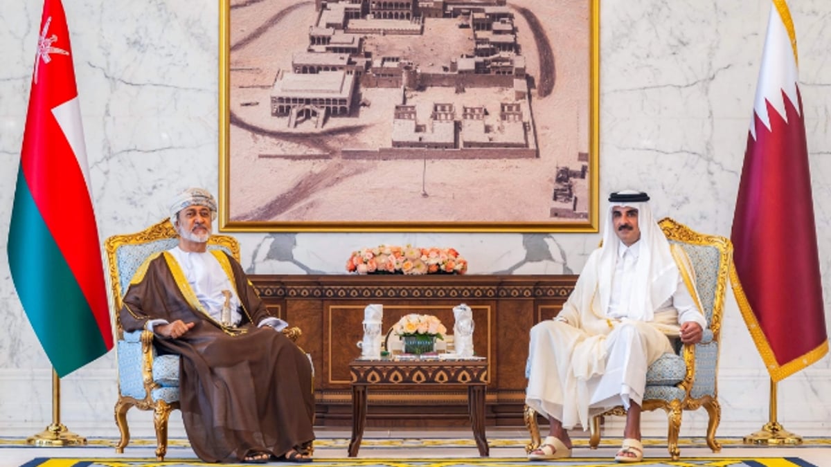 أمير قطر يرحب بسلطان عمان في الدوحة