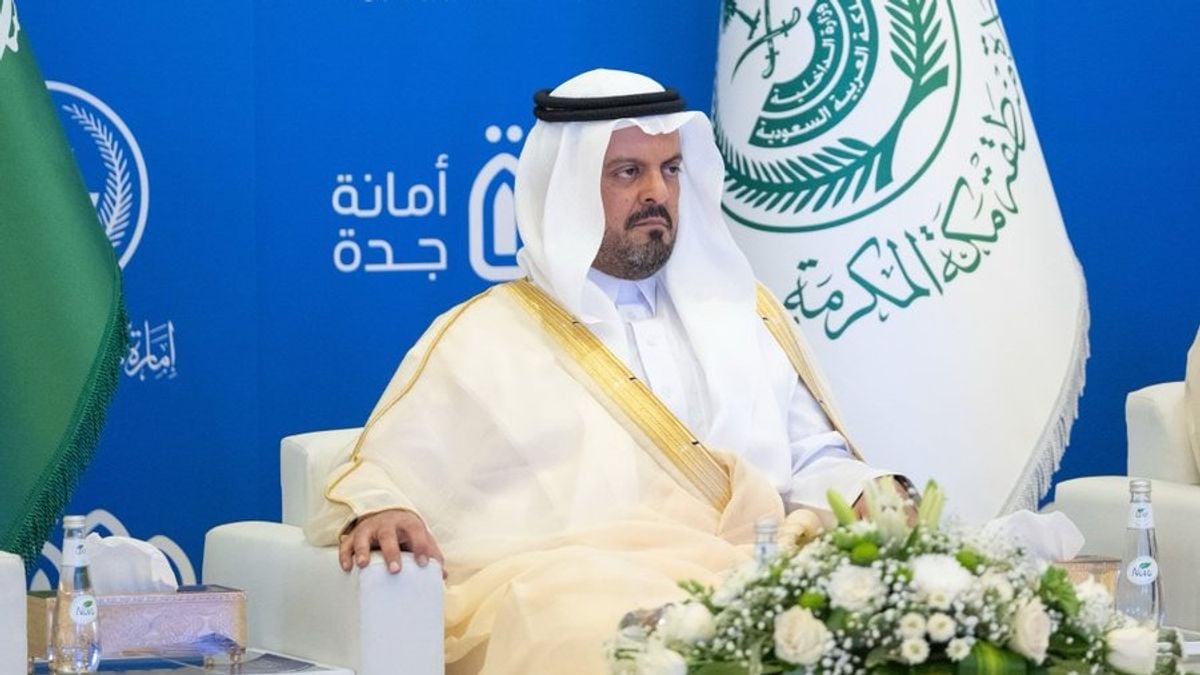أمير مكة يسلّم صكوك أراضٍ بديلة لمواطنين بجدة