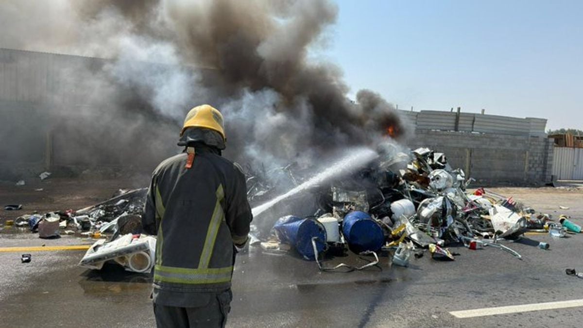 إخماد حريق في مخلفات حديد بالدمام دون إصابات