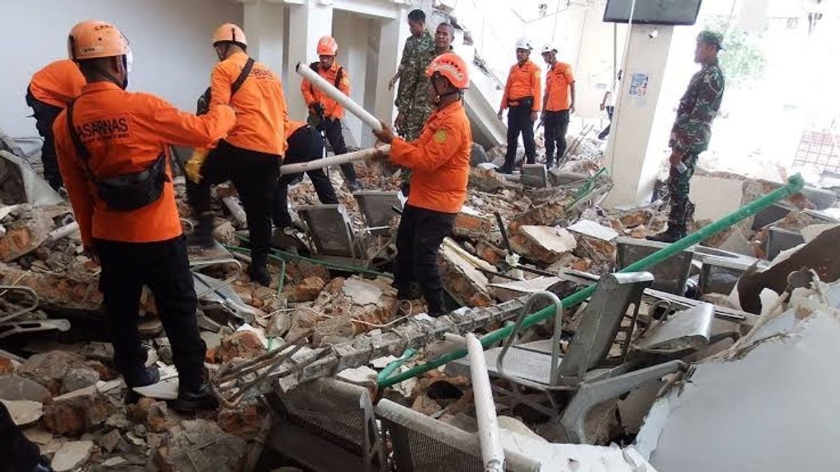 إندونيسيا تُجلي الآلاف بعد زلزال أودى بحياة 53 شخصًا
