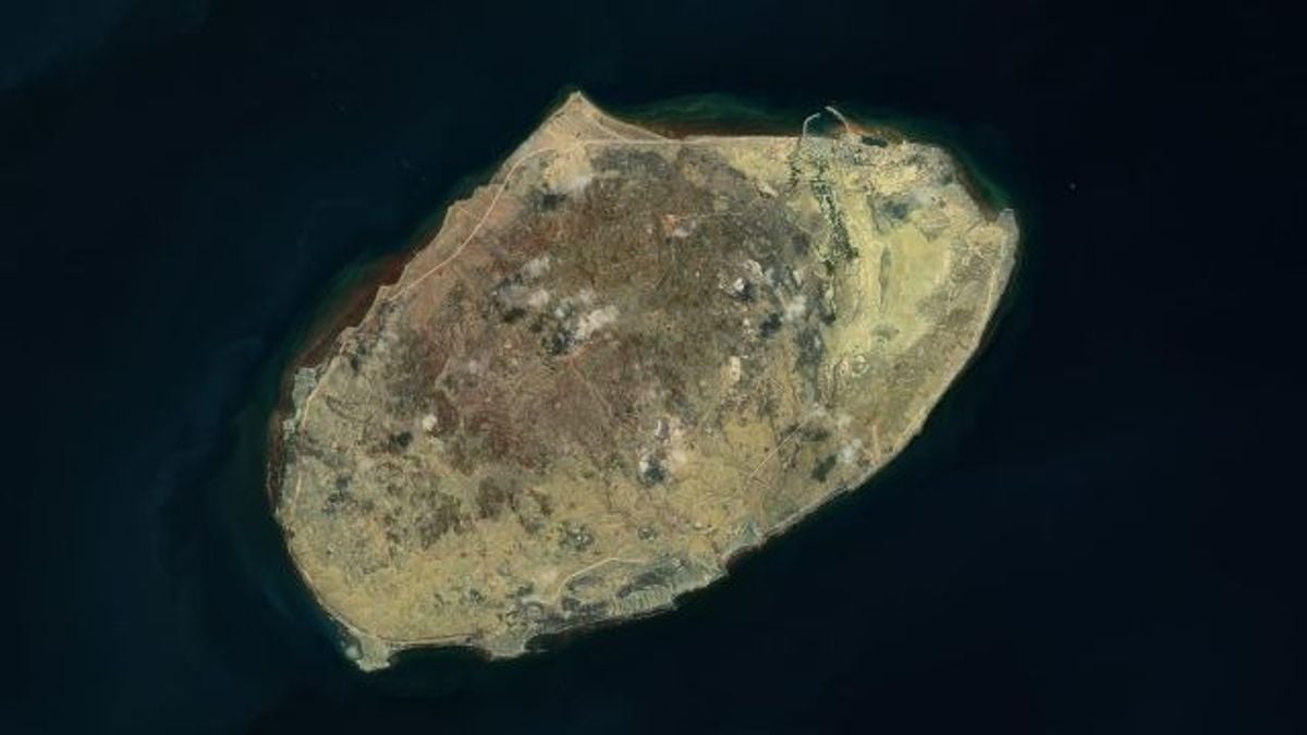 إيران تركز على مضيق هرمز وجزيرة لارك بعد الضربة الأمريكية