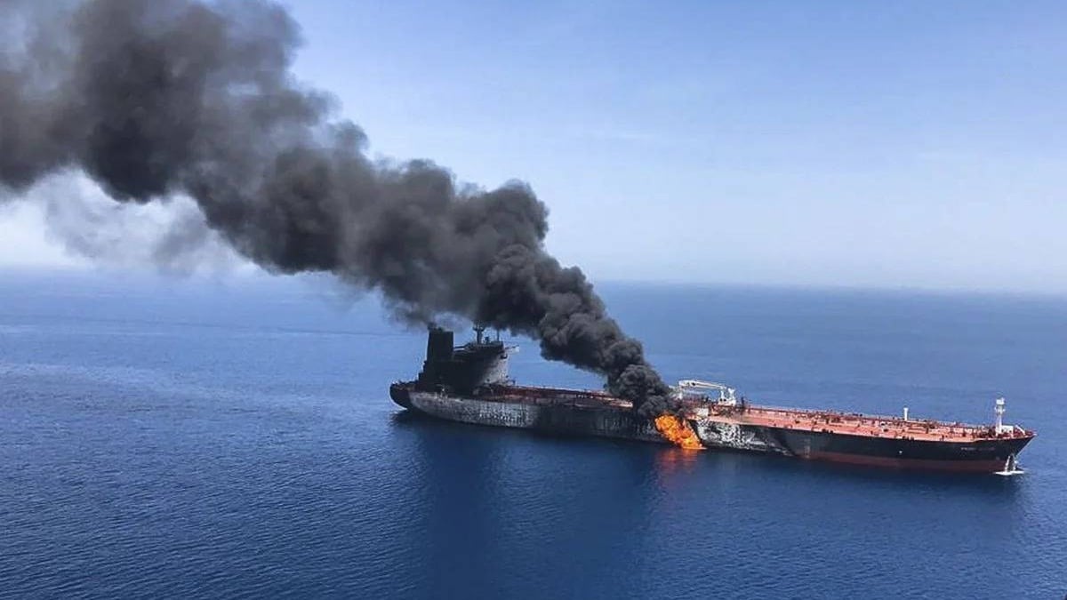 استهداف ناقلة نفط في مضيق هرمز بمقذوف من هيئة بحرية بريطانية