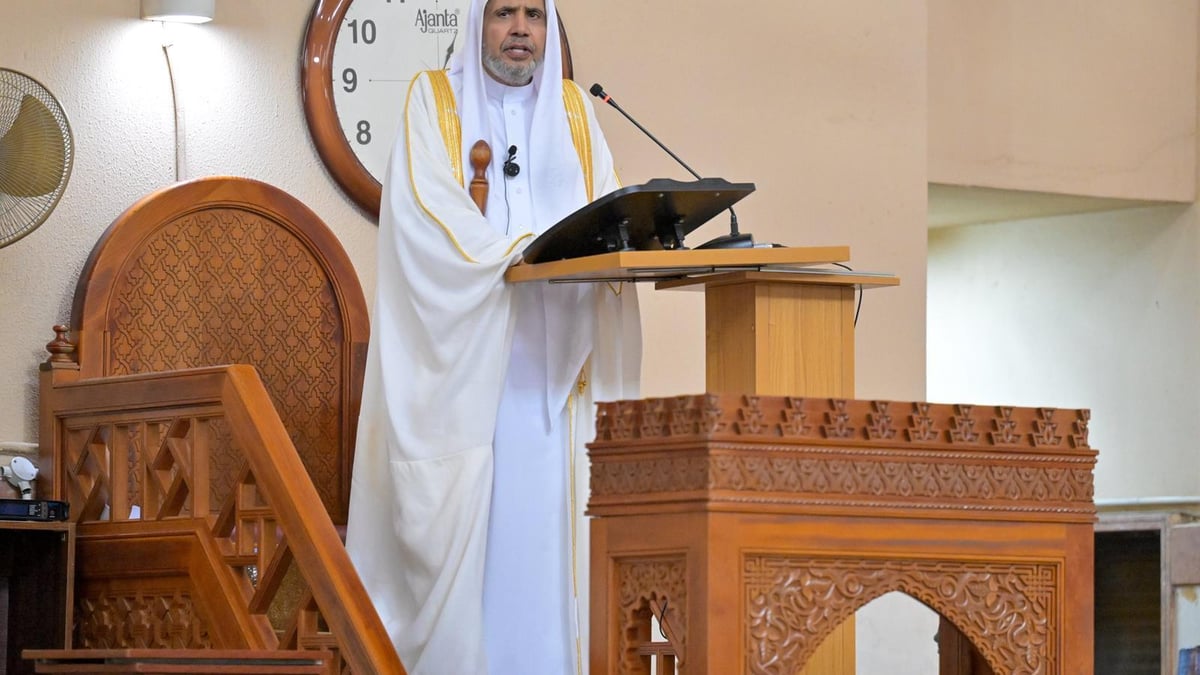 الأمين العام لرابطة العالم الإسلامي يؤم المصلين في أبوجا