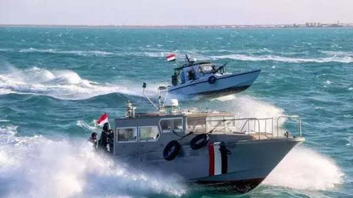 البحرية اليمنية تعترض هجوم حوثي على ناقلة نفطية قرب المخا