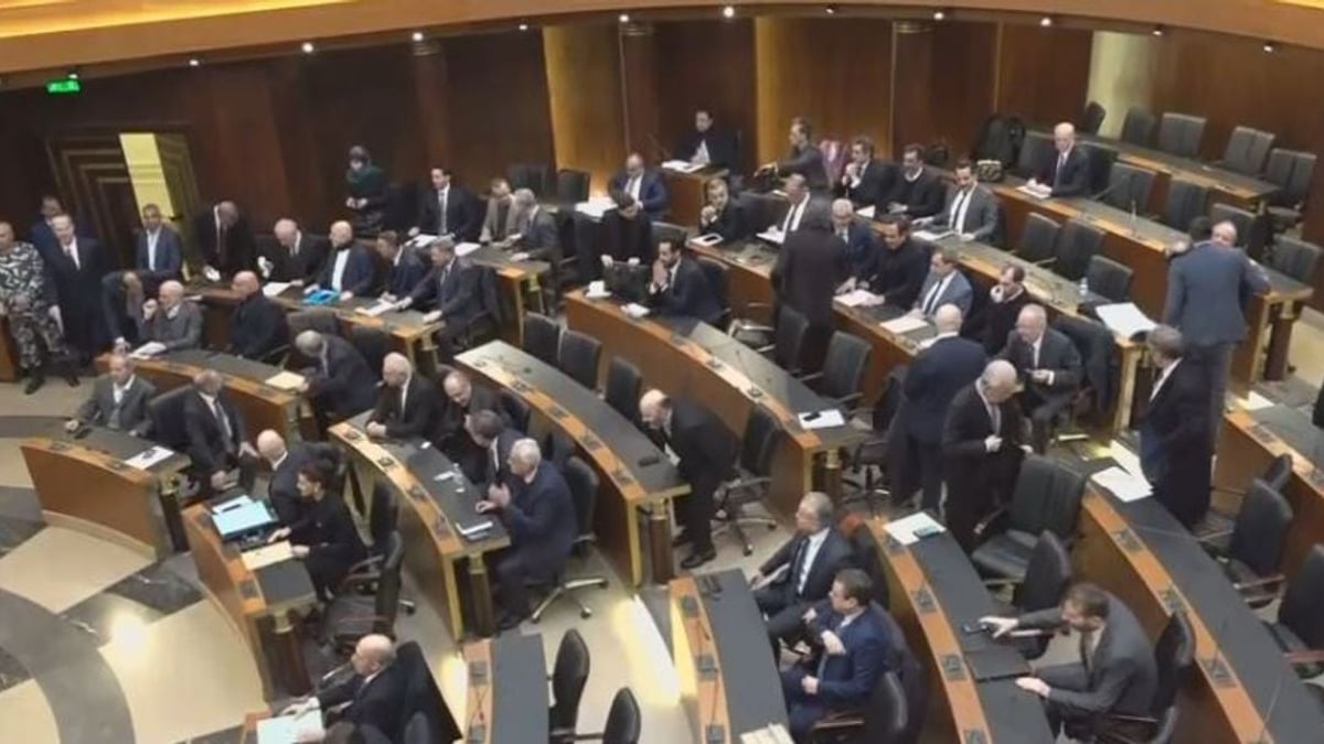 البرلمان اللبناني يوافق على قانون العفو العام وسط انقسامات حادة