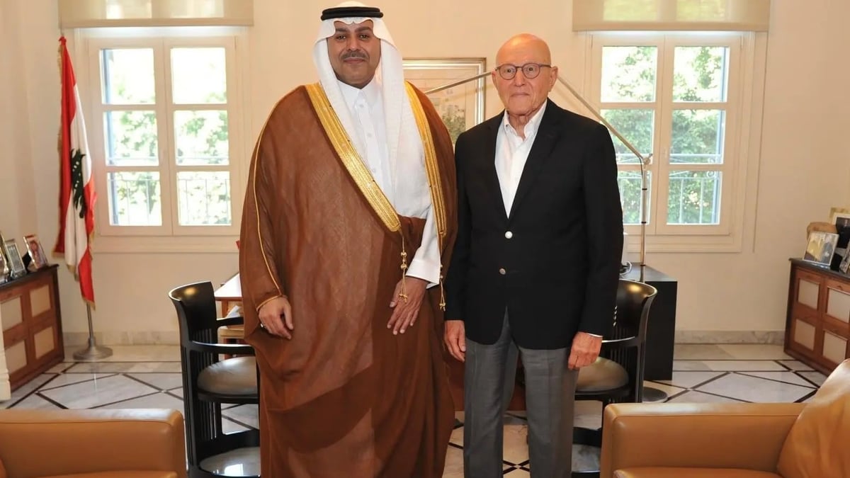 السفير الدوسري يناقش العلاقات الثنائية مع رئيس وزراء لبنان السابق
