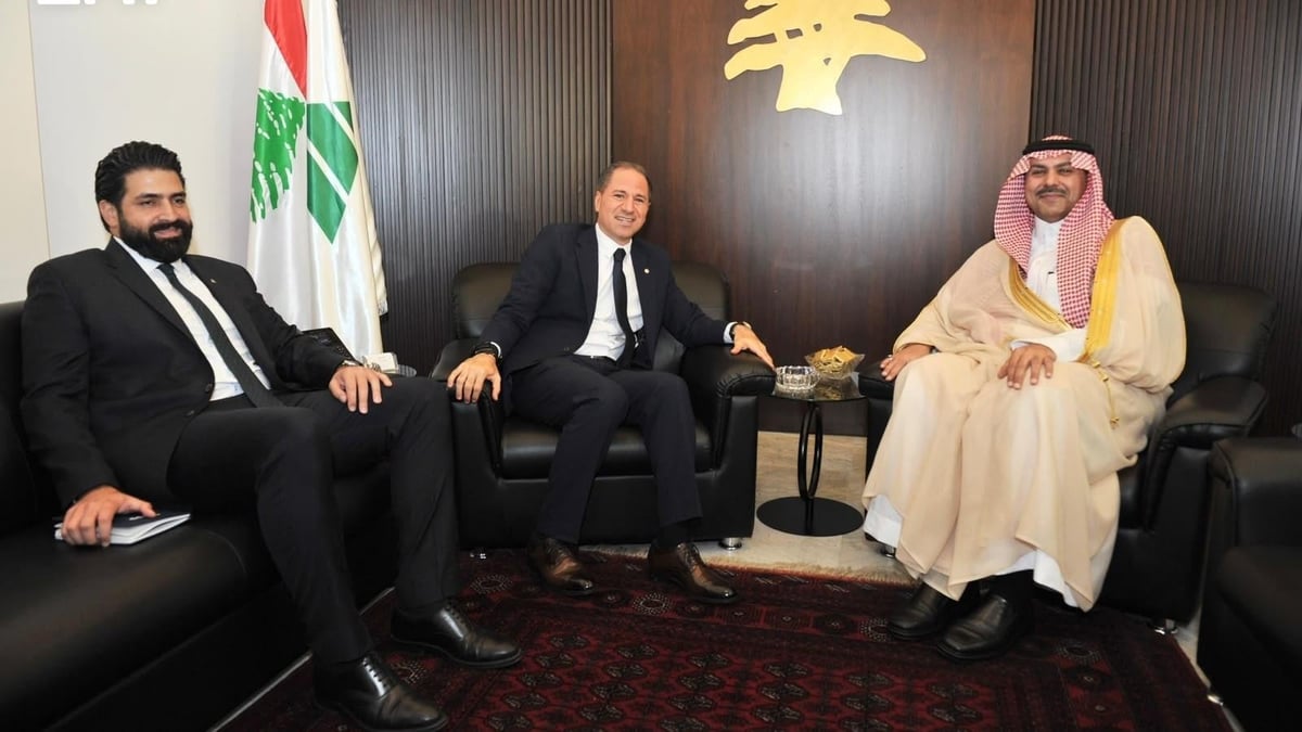 السفير الدوسري يناقش المستجدات السياسية مع رئيس حزب الكتائب في بيروت