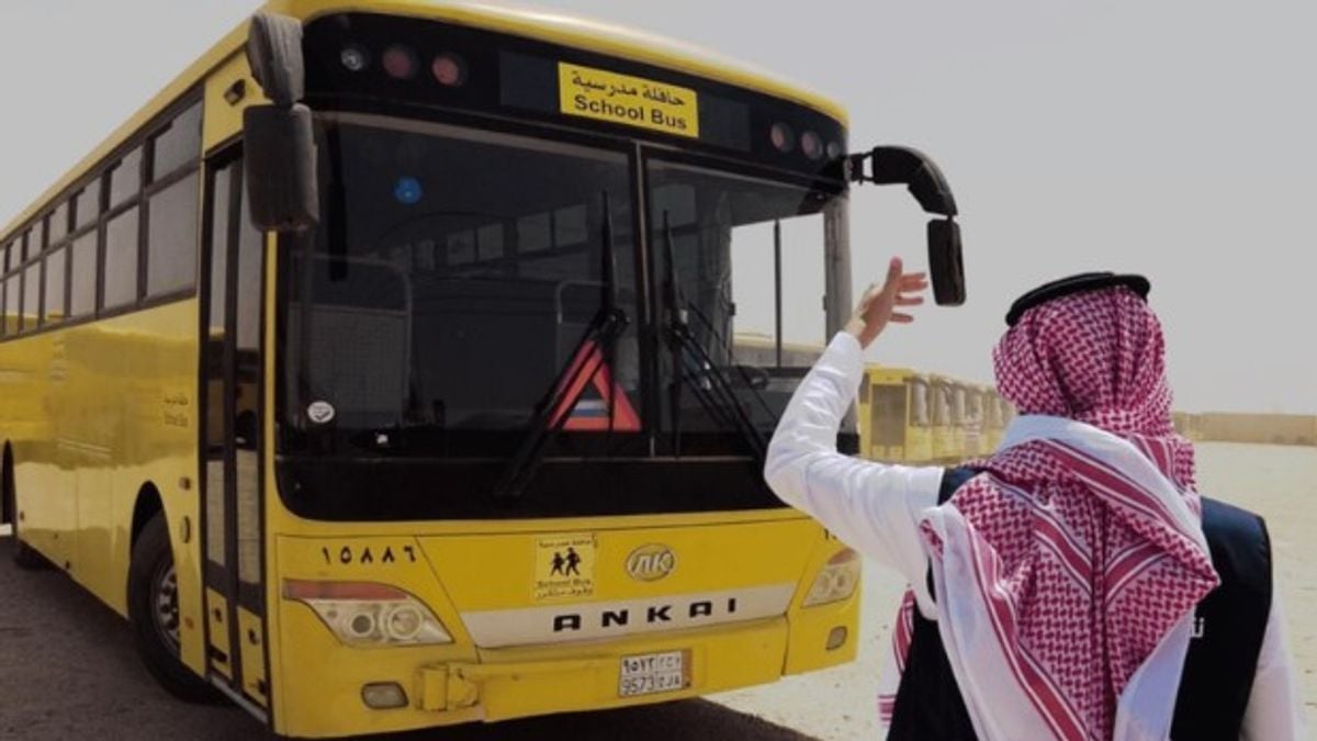 المرور يوضح 4 إرشادات لانتظار حافلات النقل المدرسي