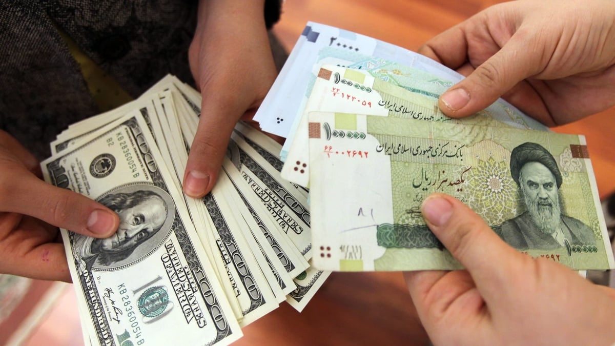تراجع تاريخي للعملة الإيرانية والدولار يتجاوز 200 ألف تومان