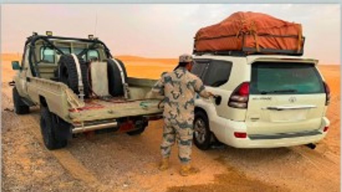 حرس الحدود بالشرقية يساعد مقيمًا تعطلت مركبته على طريق عمان الدولي