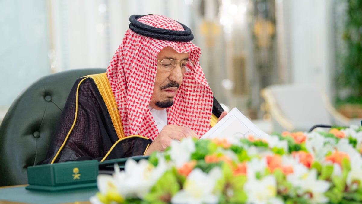 خادم الحرمين يُشيد بنتائج القمة الثلاثية للشراكة الدفاعية