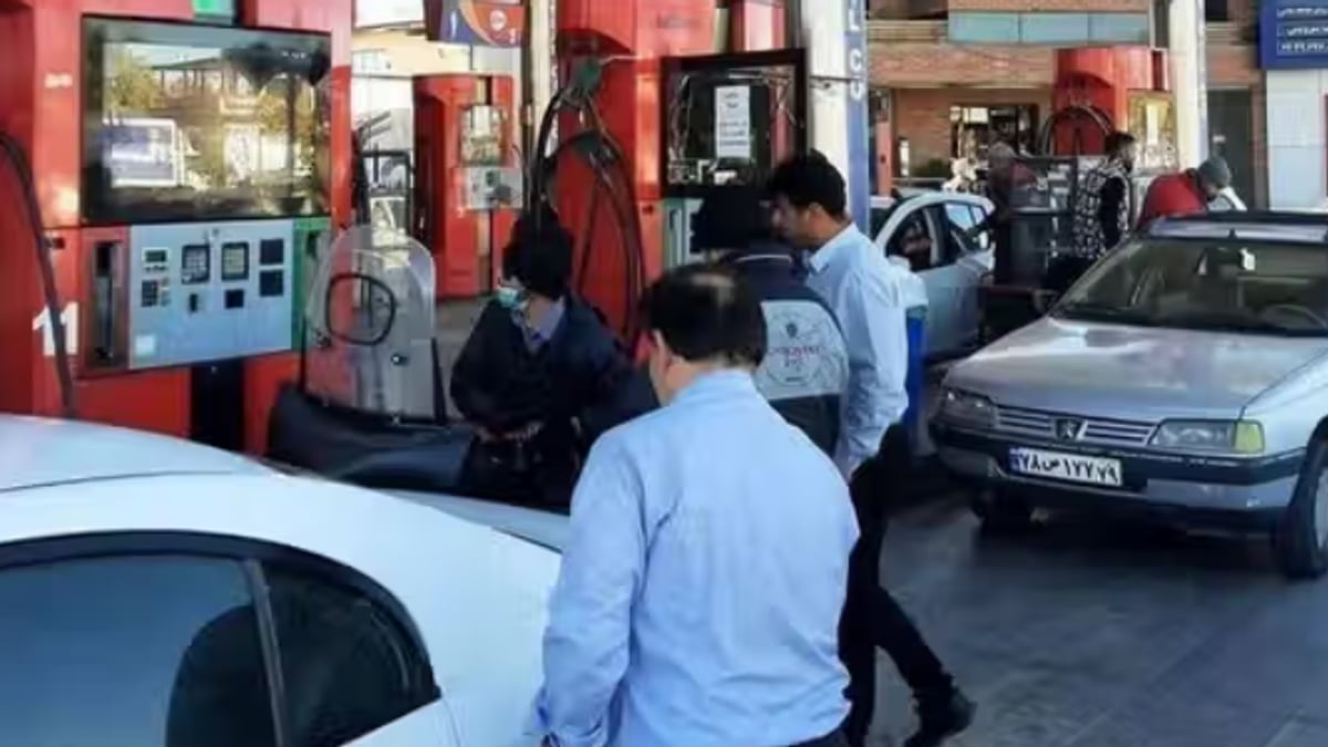 خبير: رفع أسعار البنزين في إيران بات أمرًا حتميًا