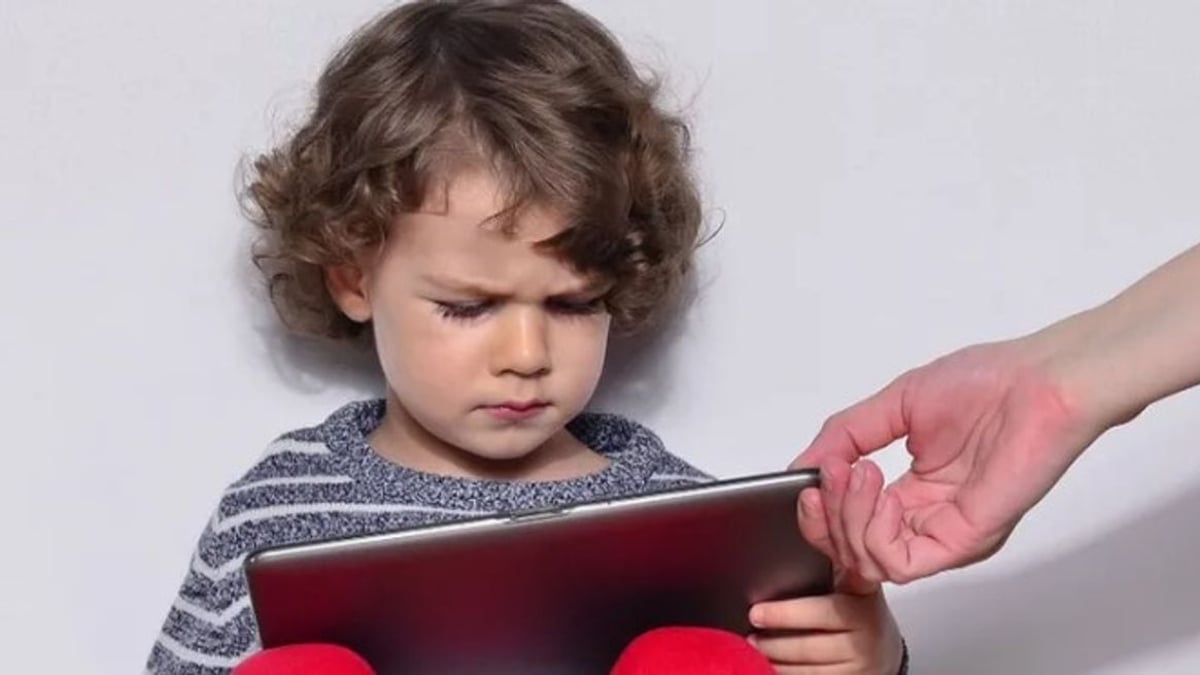 دراسة: استخدام الأطفال للشاشات يعزز قدراتهم الإدراكية في المراهقة