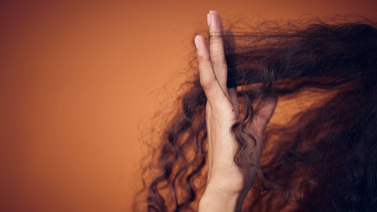 دراسة تكشف تأثير الملل على هوس نتف الشعر