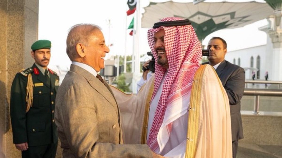 رئيس وزراء باكستان يصل جدة ونائب أمير مكة يستقبله